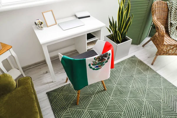 Interior Quarto Elegante Com Local Trabalho Moderno Cadeira Bandeira Mexicana — Fotografia de Stock