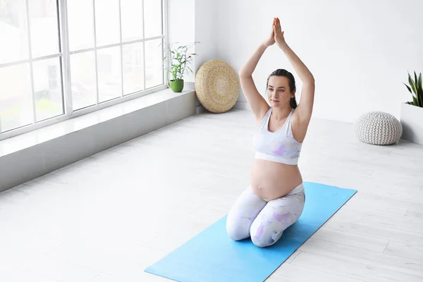 Sportive Pregnant Woman Practising Yoga Gym — Stock Photo, Image
