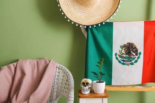 Yeşil Duvarın Yanında Meksika Bayrağı Taşıyan Merdiven — Stok fotoğraf