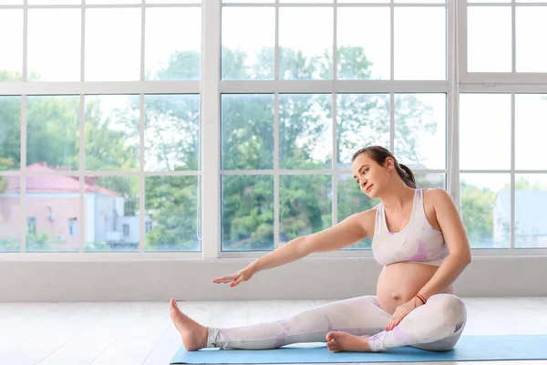 Mujer Embarazada Deportiva Haciendo Ejercicio Esterilla Yoga Gimnasio —  Fotos de Stock