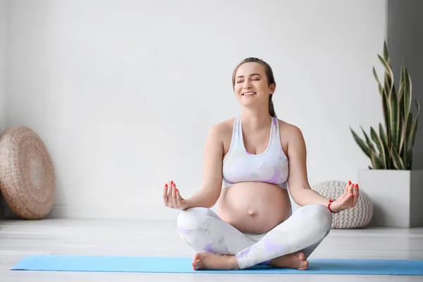 Mujer Embarazada Deportiva Meditando Esterilla Yoga Gimnasio —  Fotos de Stock