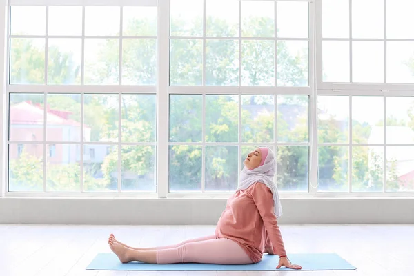 Young Pregnant Muslim Woman Doing Yoga Mat Gym — Fotografia de Stock