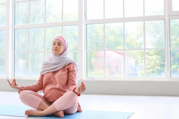 Young Pregnant Muslim Woman Meditating Mat Gym — Fotografia de Stock