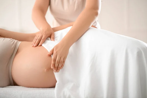 Giovane Donna Incinta Farsi Massaggiare Dal Terapeuta Nel Salone Spa — Foto Stock