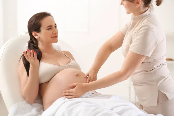 Jong Zwanger Vrouw Het Krijgen Van Massage Door Therapeut Bank — Stockfoto