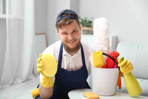 Jeune Homme Avec Des Fournitures Pour Nettoyage Maison — Photo