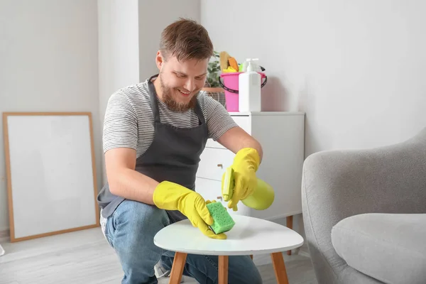 Ung Man Med Tvättbord Hemma — Stockfoto