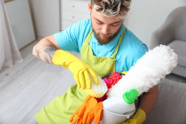 Yakışıklı Genç Adam Evde Kovadan Temizlik Süngeri Alıyor — Stok fotoğraf