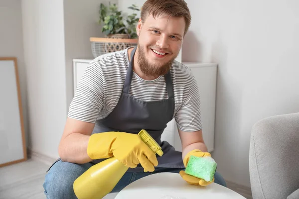 Joven Con Mesa Limpieza Esponjas Casa — Foto de Stock