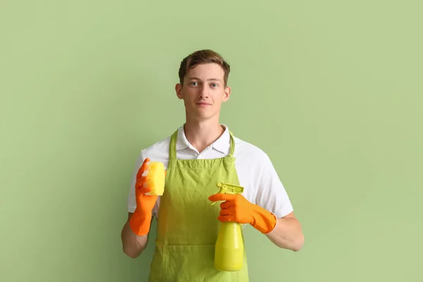 Hombre Guapo Con Esponja Limpiadora Detergente Sobre Fondo Verde — Foto de Stock