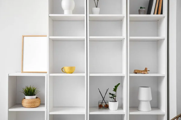 Unidade Prateleira Grande Com Decoração Moldura Branco Perto Parede Clara — Fotografia de Stock