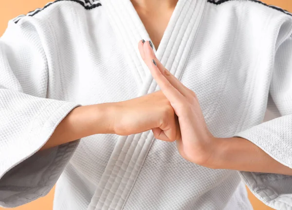 Junge Frau Praktiziert Karate Nahaufnahme — Stockfoto