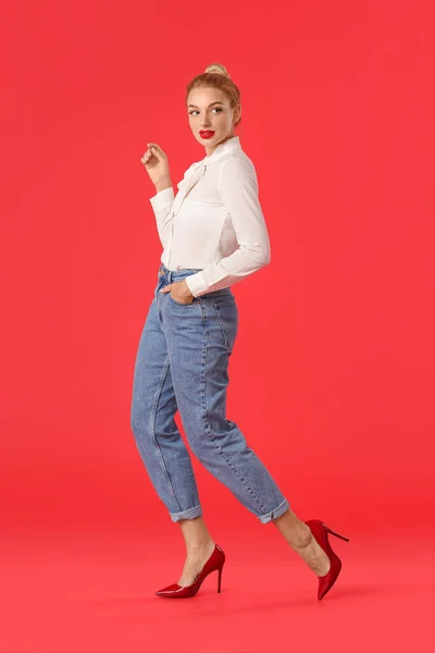 Mujer Joven Moda Jeans Con Estilo Sobre Fondo Color —  Fotos de Stock