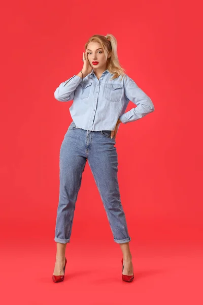 Modieuze Jonge Vrouw Stijlvolle Jeans Kleding Kleur Achtergrond — Stockfoto