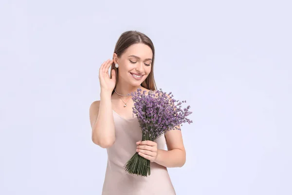 Vacker Ung Kvinna Med Bukett Lavendel Ljus Bakgrund — Stockfoto