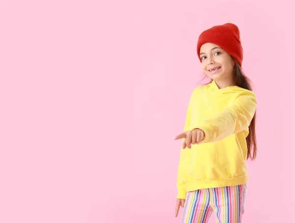 Menina Adorável Com Capuz Amarelo Apontando Para Algo Fundo Rosa — Fotografia de Stock