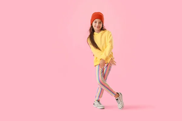 Αξιολάτρευτο Κοριτσάκι Κίτρινη Κουκούλα Χορεύει Ροζ Φόντο — Φωτογραφία Αρχείου