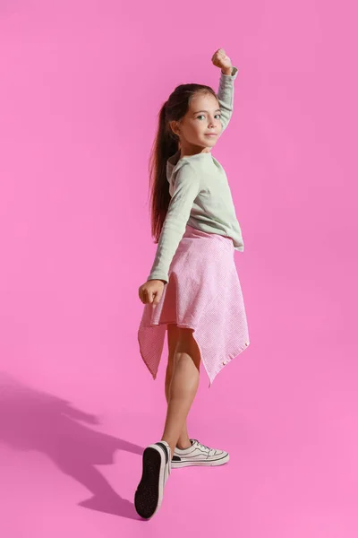 Pembe Arka Planda Dans Eden Sevimli Küçük Kız — Stok fotoğraf
