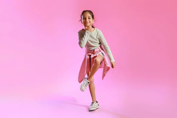 Liebenswertes Kleines Mädchen Das Auf Rosa Hintergrund Tanzt — Stockfoto