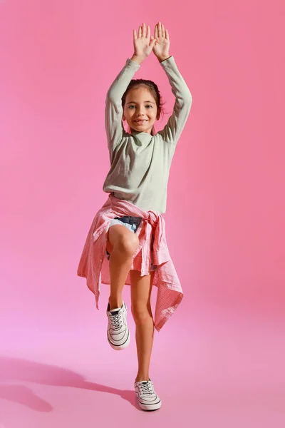 Schattig Klein Meisje Dansen Roze Achtergrond — Stockfoto