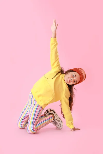 Adorable Niñita Con Capucha Amarilla Bailando Sobre Fondo Rosa — Foto de Stock