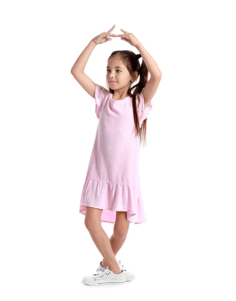 Beyaz Arka Planda Dans Eden Pembe Elbiseli Sevimli Küçük Kız — Stok fotoğraf