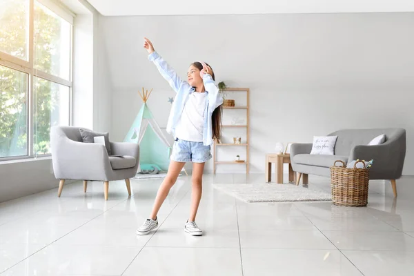 Adorable Niña Auriculares Bailando Casa — Foto de Stock