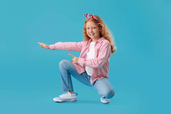 Little Redhead Girl Striped Shirt Pointing Something Blue Background — Stock Photo, Image