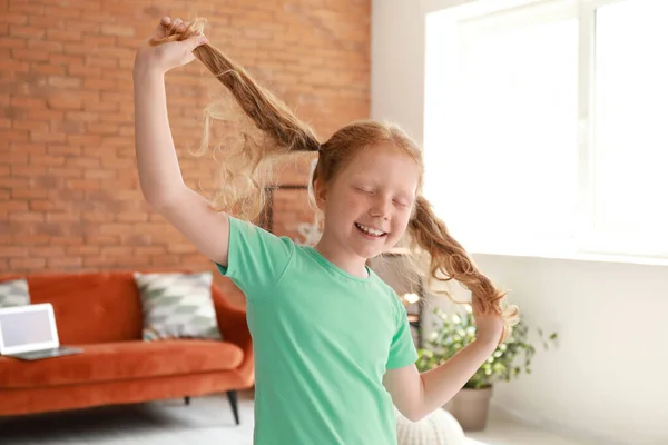 Little Redhead Girl Green Shirt Dancing Home — Foto Stock