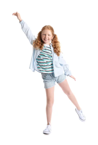 Beyaz Arka Planda Dans Eden Kuyruklu Kızıl Saçlı Küçük Kız — Stok fotoğraf