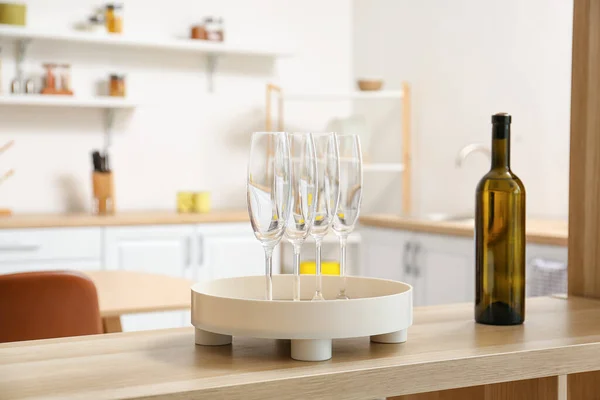 Botol Anggur Dan Nampan Dengan Gelas Rak Dapur Modern — Stok Foto