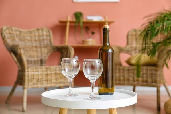 Μπουκάλι Κρασί Και Ποτήρια Στο Τραπέζι Στο Σαλόνι — Φωτογραφία Αρχείου