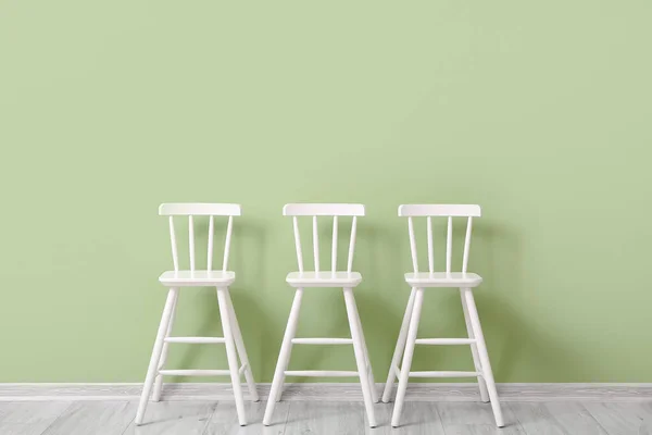 子供部屋の緑の壁の近くの白い椅子 — ストック写真