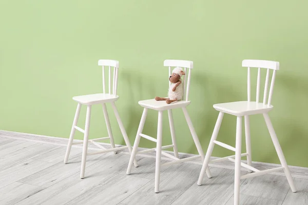 儿童房的白色现代椅子 彩色墙边放着羊玩具 — 图库照片