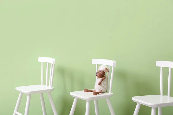 Sillas Modernas Blancas Con Juguete Oveja Sobre Fondo Color — Foto de Stock