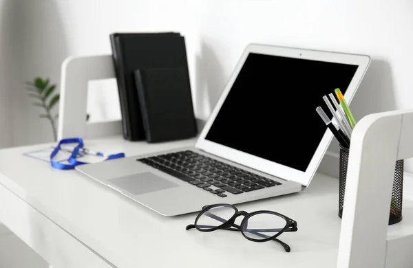 Doctor Workplace Laptop Eyeglasses Medical Office — Stock Photo, Image