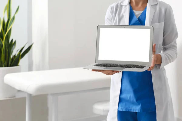 Médica Com Laptop Consultório Médico — Fotografia de Stock