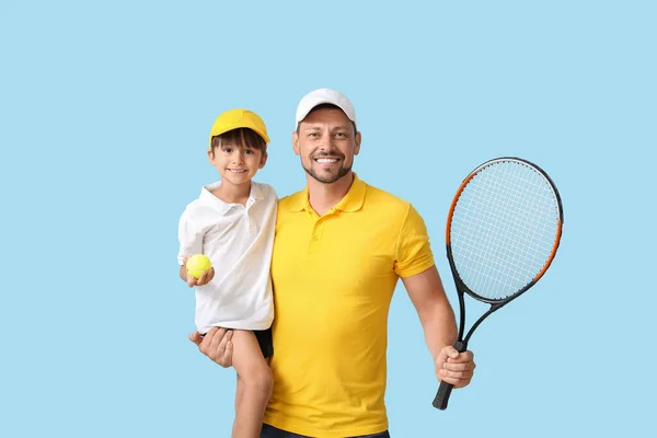 Kleine Jongen Zijn Trainer Met Tennisracket Blauwe Achtergrond — Stockfoto
