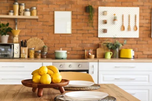 Soporte Con Plátanos Frescos Limones Mesa Comedor Cocina — Foto de Stock