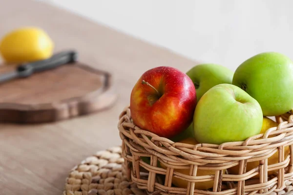 Wicker Basket Apples Table Kitchen Closeup — Stock Photo, Image