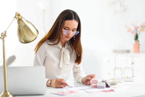 Kvinnliga Bröllop Planerare Arbetar Kontoret — Stockfoto