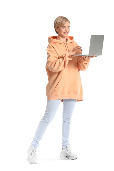 Красива Молода Жінка Стильному Светрі Ноутбуком Білому Тлі — стокове фото