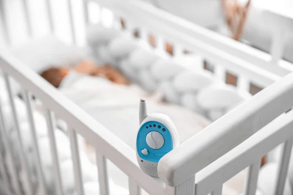 Moderne Babyfoon Witte Wieg Slaapkamer Close — Stockfoto