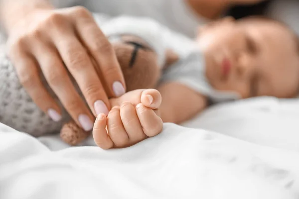 Hands Sleeping Baby Mother Bed Closeup — Stock Photo, Image