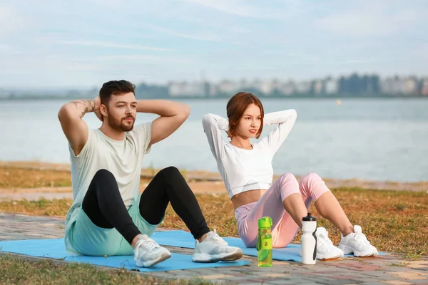 Sporty Young Couple Exercising Mats River — Stock Photo, Image