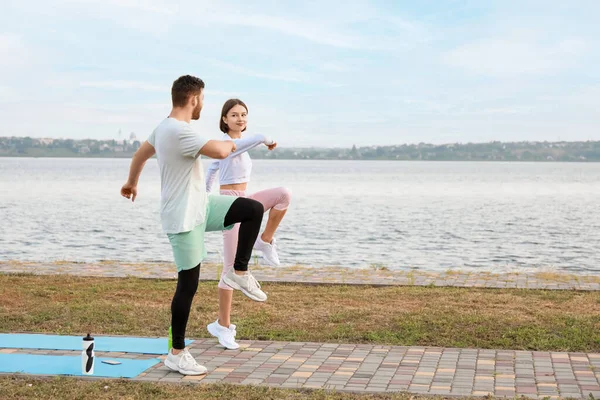 Sporty Young Couple Exercising River — Stock Photo, Image