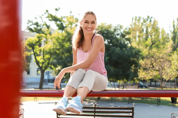 Sorrindo Jovem Mulher Chão Esporte — Fotografia de Stock