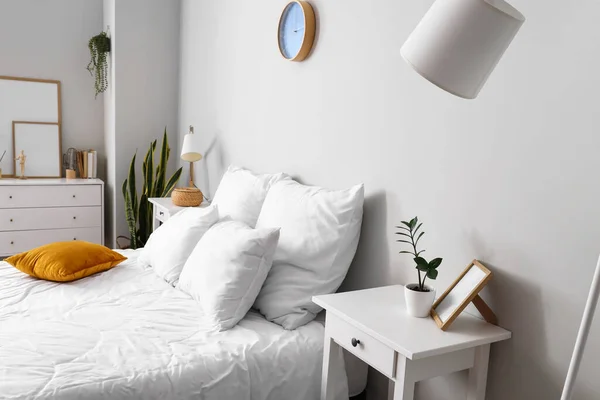 Comfortabel Bed Met Tafels Het Interieur Van Lichte Kamer — Stockfoto