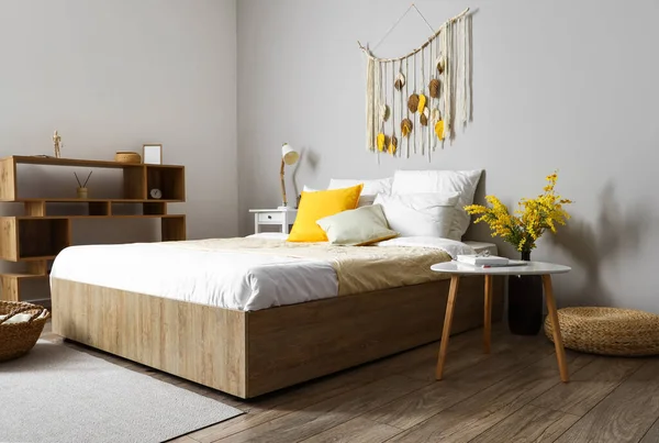 Rahat yatağı olan şık bir ışık odası.