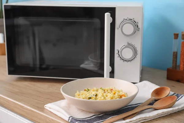 Teller Mit Lebensmitteln Und Moderne Mikrowelle Der Küche — Stockfoto